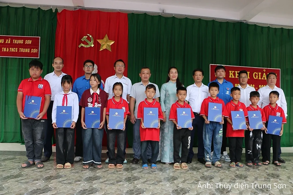 Thủy điện Trung Sơn trao quà hỗ trợ học sinh khó khăn trước thềm năm học mới
