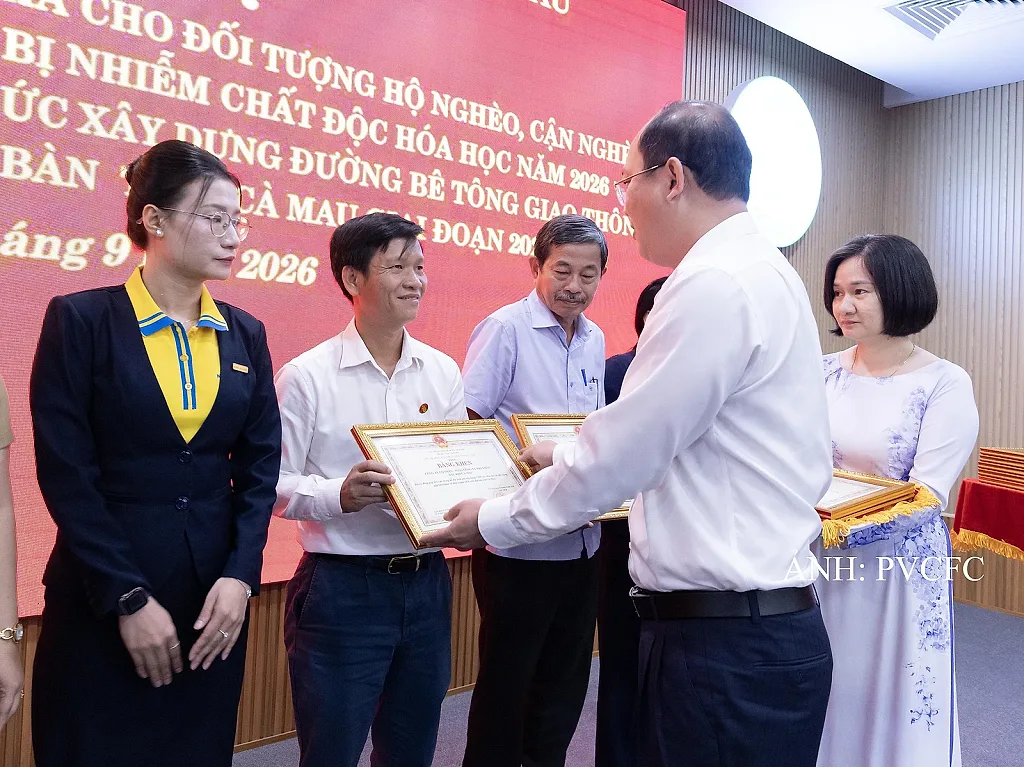 Phân bón Cà Mau nhận Bằng khen của Chủ tịch Ủy ban nhân dân tỉnh Cà Mau