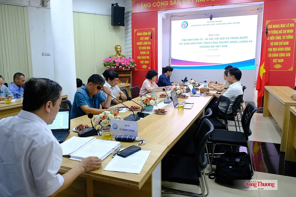 Kinh tế Việt Nam duy trì đà tăng từ công nghiệp và thị trường nội địa