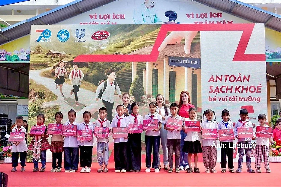'Tiếp sức' học sinh vùng khó khăn an toàn trở lại trường