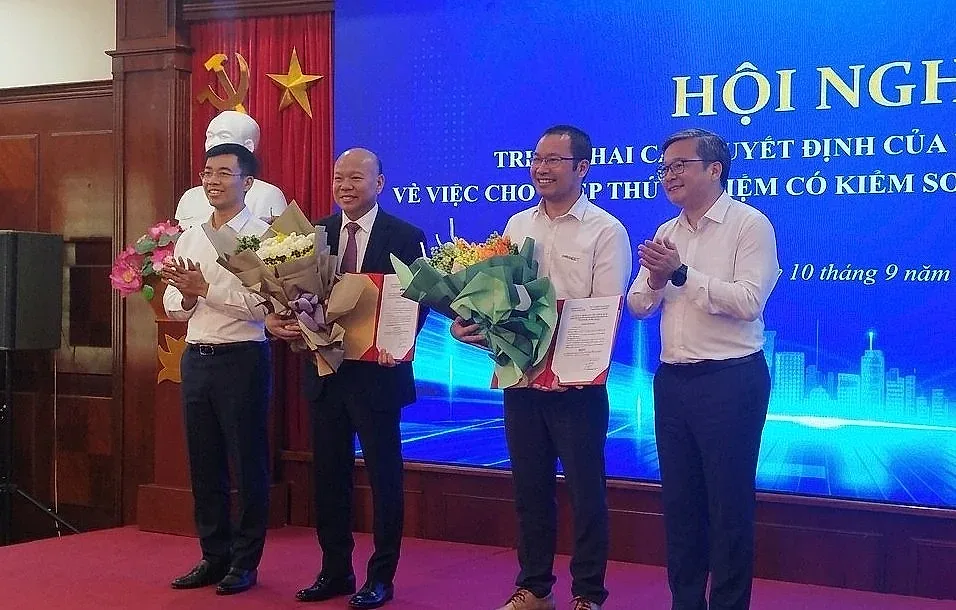 Hà Nội trao quyết định thử nghiệm có kiểm soát xe tự hành và đất hiếm