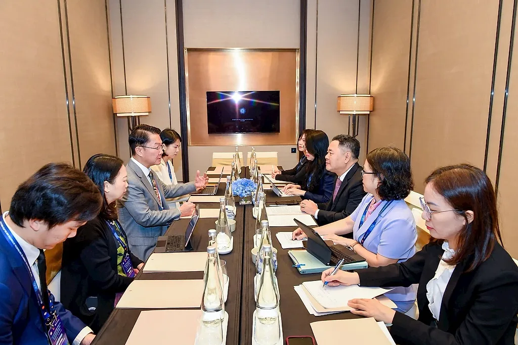 15.9-1-pho-thong-doc-nguyen-ngoc-canh-lam-viec-voi-pho-giam-doc-dieu-hanh-co-quan-tien-te-singapore.jpg