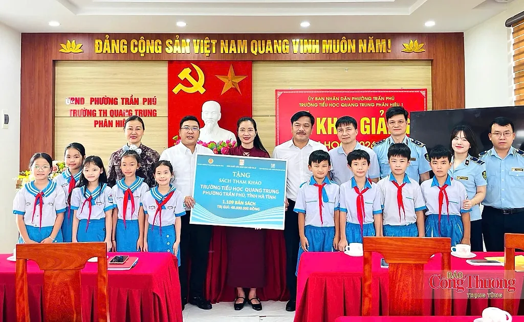 Chi cục Quản lý thị trường Hà Tĩnh tặng học sinh hơn 1.100 đầu sách