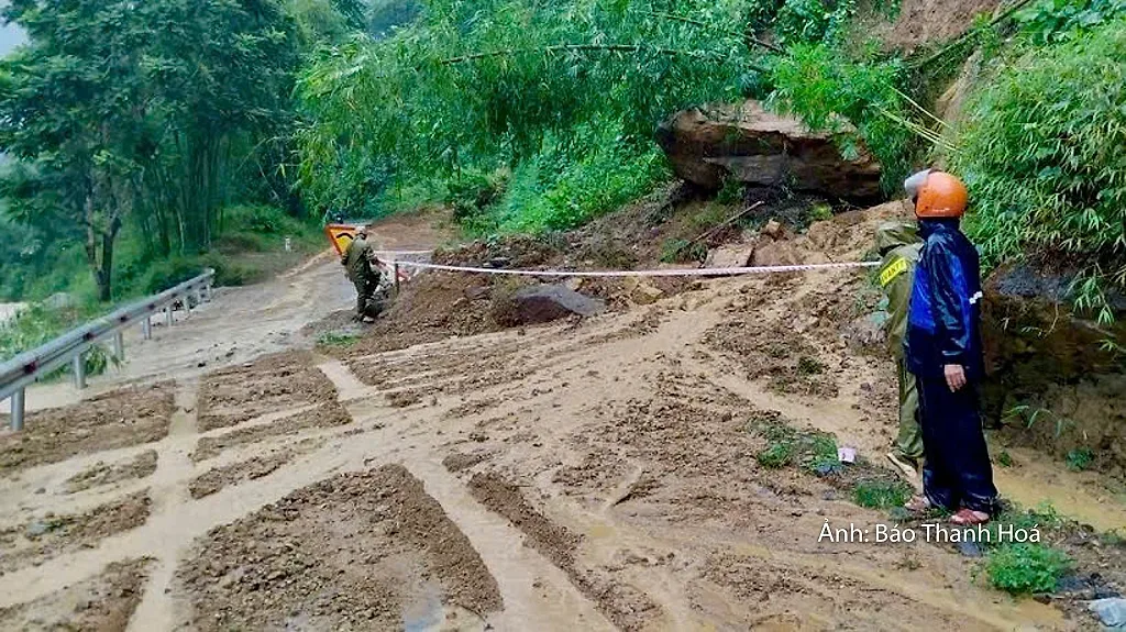 Thanh Hóa: Hàng loạt điểm sạt lở gây chia cắt nhiều tuyến đường