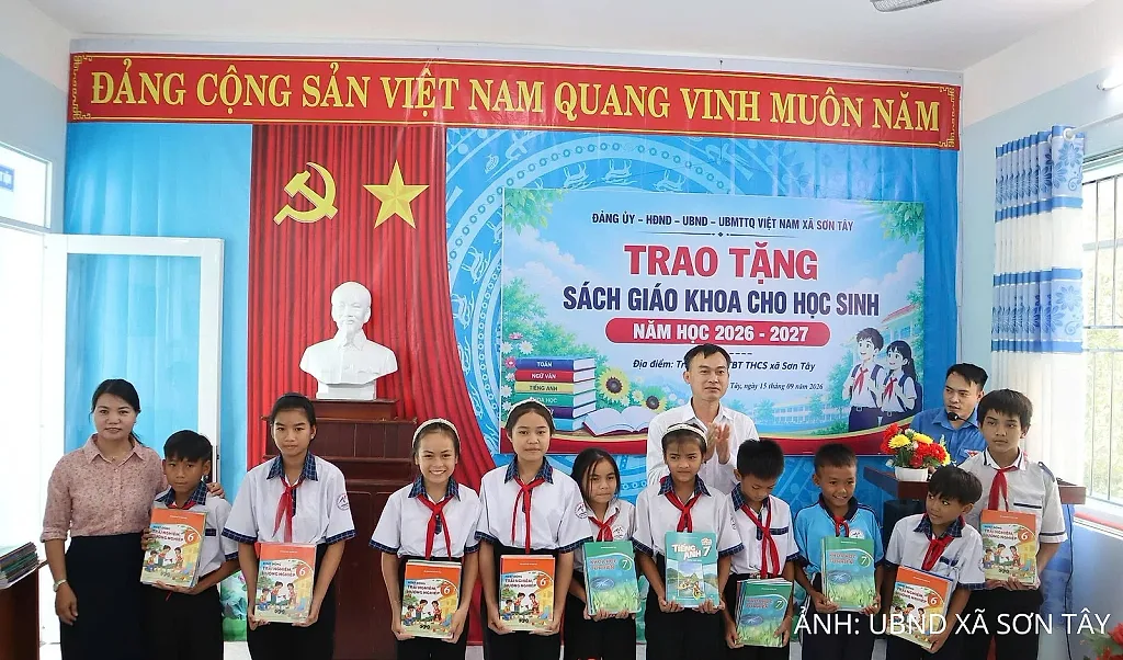 Quảng Ngãi: Trao 500 bộ sách giáo khoa cho học sinh nghèo vùng cao