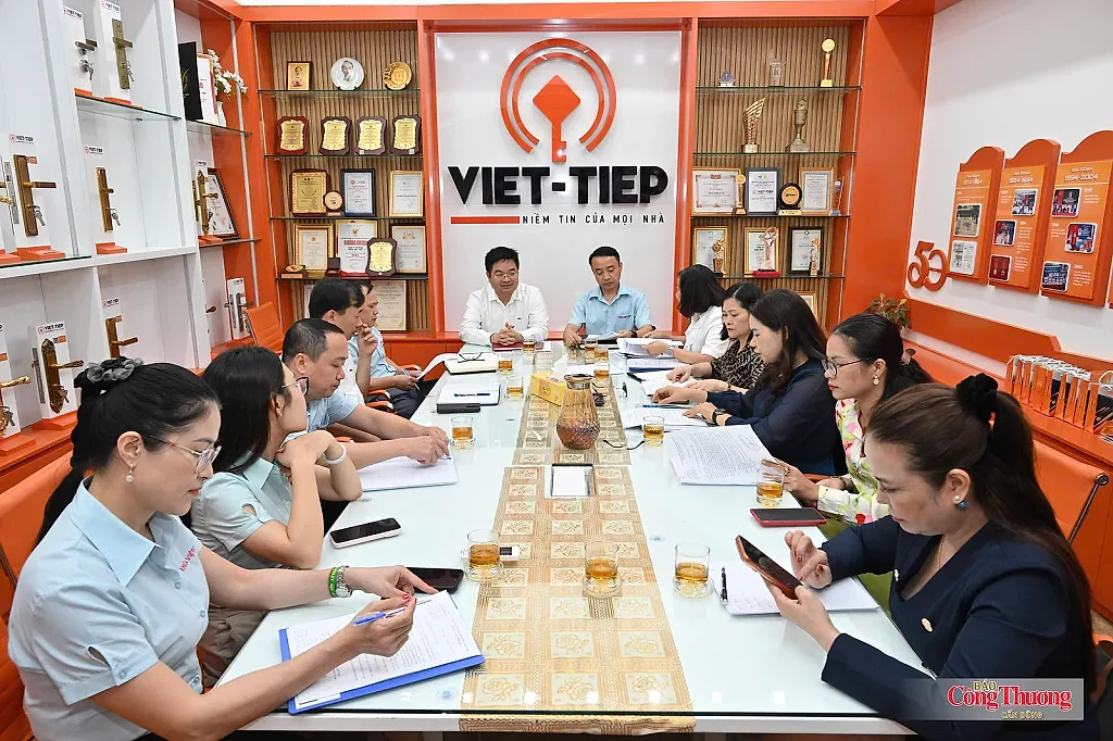 Thẩm định hồ sơ Giải thưởng Công nghiệp, Thương mại, Dịch vụ tại Công ty CP Khóa Việt - Tiệp