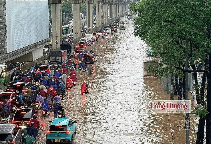 Hà Nội: Trường học thông báo phụ huynh đón con sớm vì lo ngập