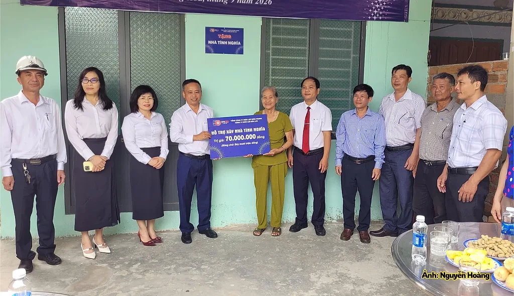 PC Đắk Lắk trao 4 nhà tình nghĩa cho các hộ khó khăn