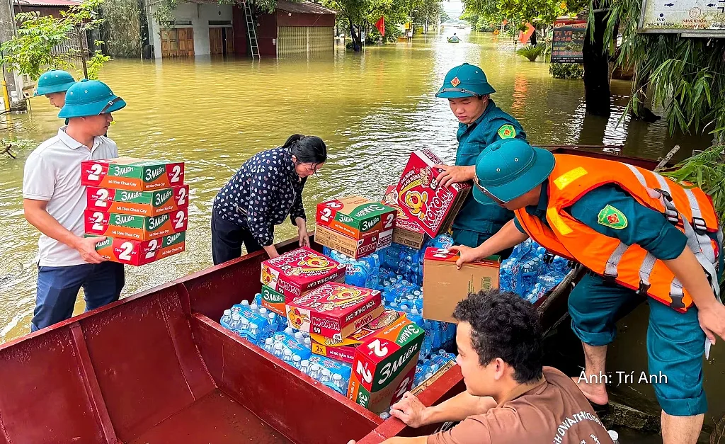 Người dân chung tay tiếp tế vùng lũ Thanh Hóa