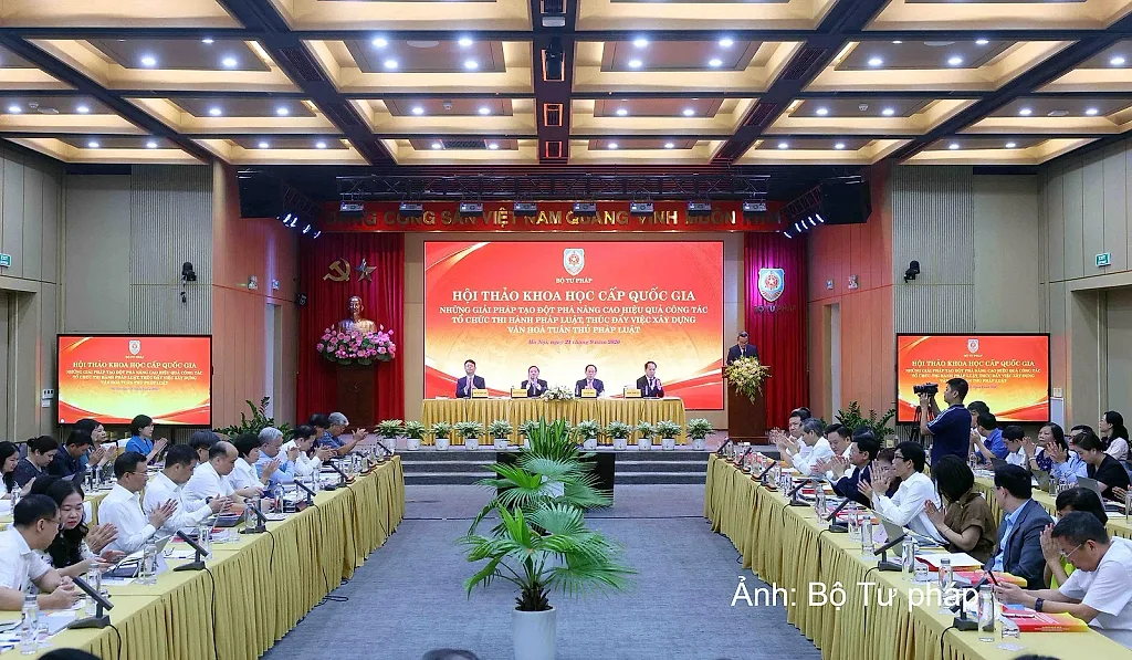 Gắn kết chặt chẽ xây dựng và thi hành pháp luật