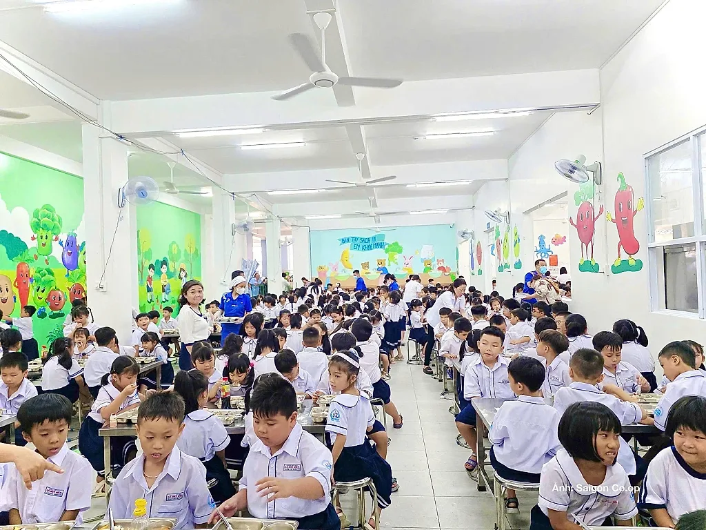 Co.opmart triển khai mô hình bếp suất ăn học đường tại Long Xuyên