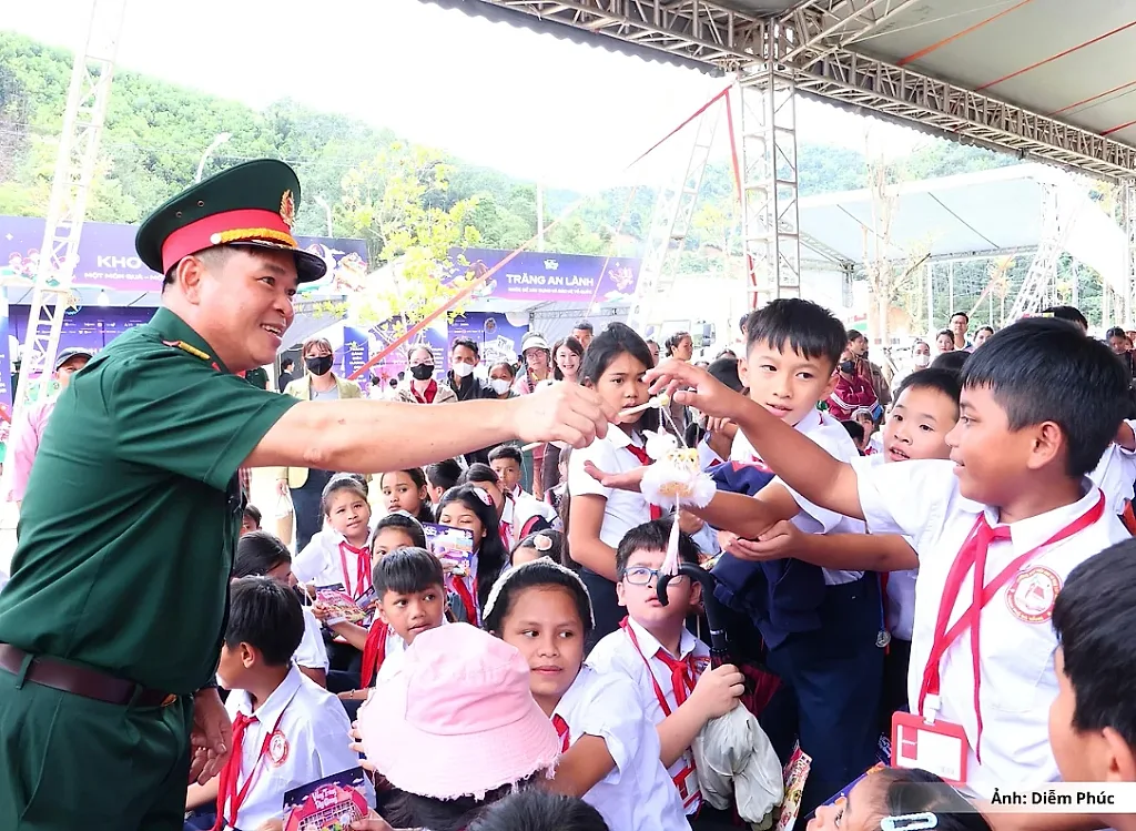 Đà Nẵng: Mang Trung thu, trao yêu thương, đến với trẻ em vùng biên