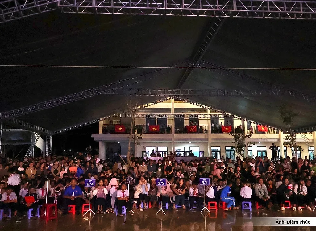 'Vầng trăng chiến sĩ' thắp sáng ước mơ trẻ em vùng biên Đà Nẵng