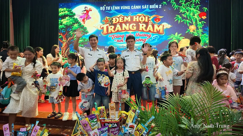Vùng Cảnh sát biển 2: Mang Trung thu ấm áp đến với trẻ em khó khăn