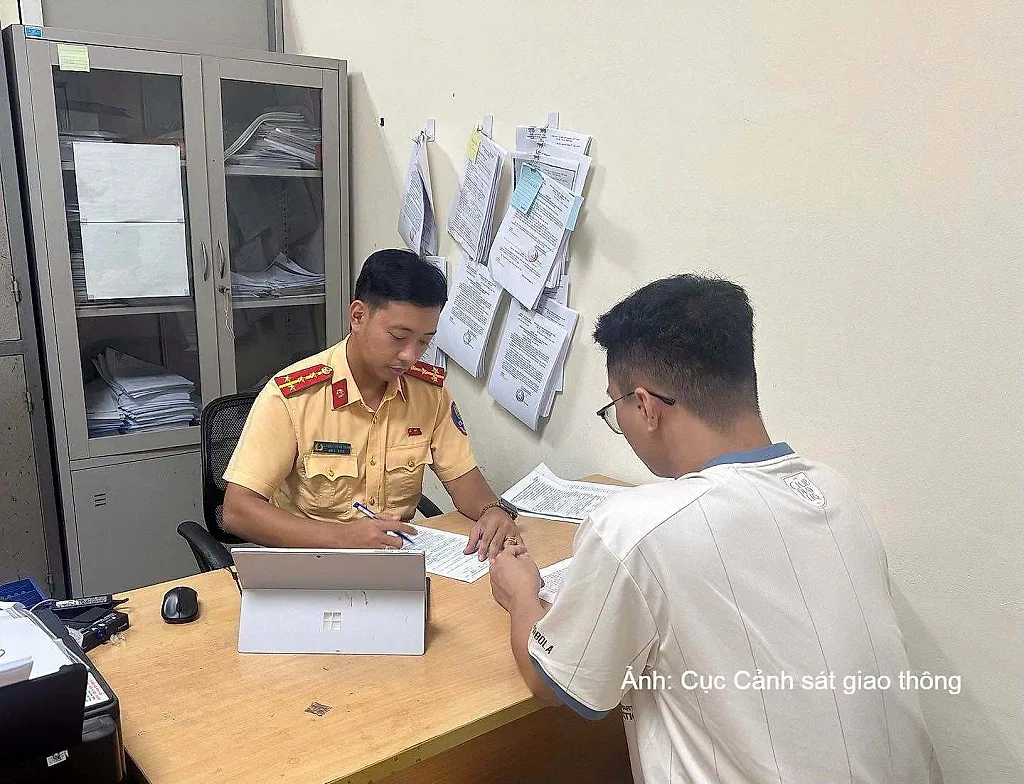 Xử phạt người đàn ông 'vắt chéo chân' cầm điện thoại điều khiển xe máy
