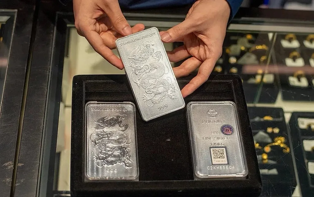 Giá bạc thế giới thủng mốc 61 USD/ounce, bạc trong nước nối dài đà giảm