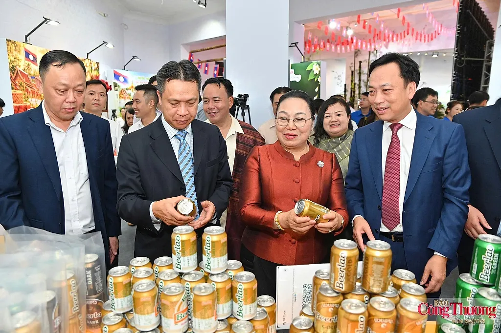Khai mạc Tuần lễ sản phẩm Việt Nam - Lào 'Hoa đẹp Chăm Pa'