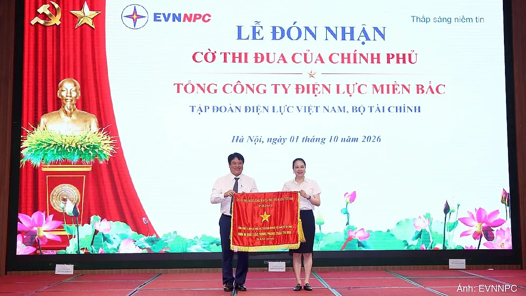 EVNNPC đón nhận Cờ Thi đua của Chính phủ