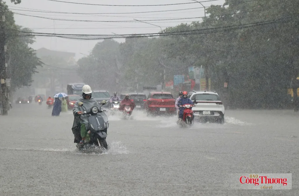 Nghệ An mưa lớn, nhiều tuyến đường bị ngập sâu
