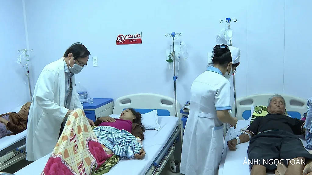 Bộ Y tế chỉ đạo khẩn vụ hàng chục người nhập viện sau khi ăn bánh mì tại Quảng Ngãi