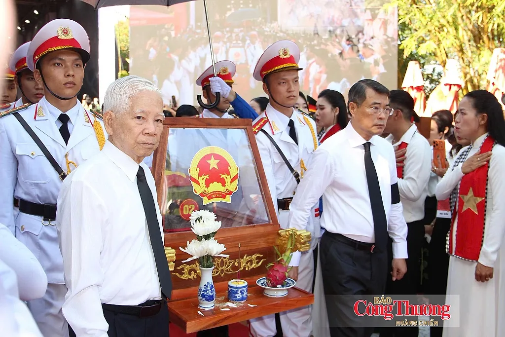 Chùm ảnh: Trong vòng tay Nhân dân, các liệt sĩ trở về với đất mẹ