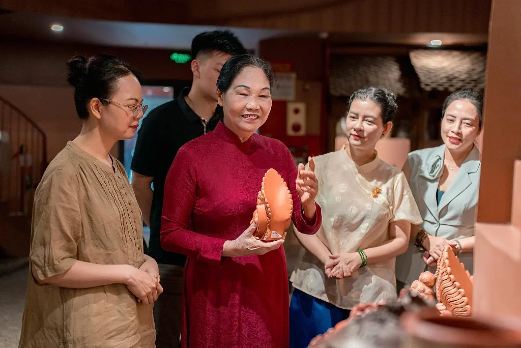 Nghệ nhân Hà Thị Vinh: 'Mong làng gốm trăm năm có thêm nhiều trăm năm nữa'