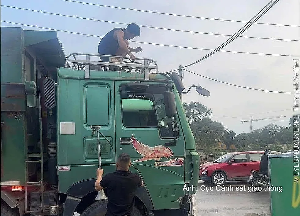 Xử lý nhiều xe sử dụng còi hơi, lắp thêm đèn chiếu sáng không đúng quy định